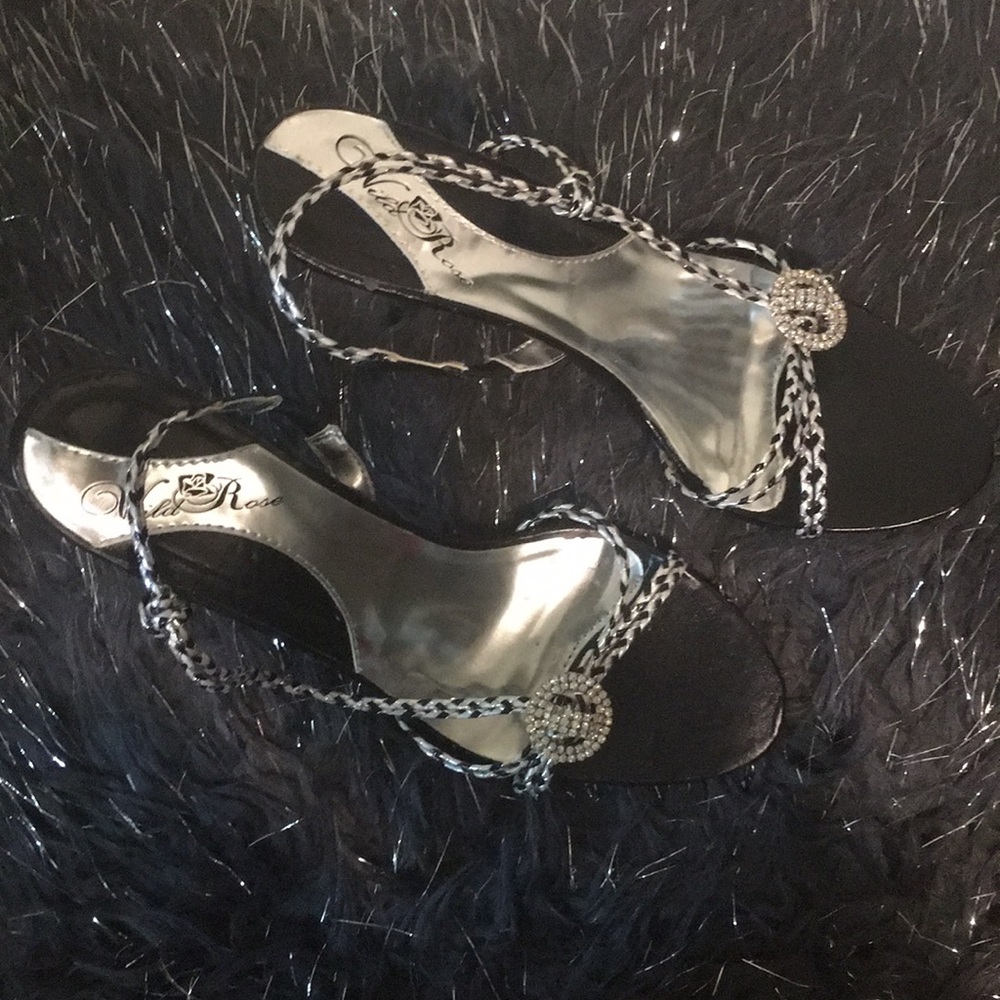 NWOB Prom/formal black and silver detailed heel